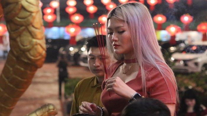 IMLEK 2025 BALIKPAPAN - Suasana ibadah perayaan Imlek di klenteng Satya Dharma, Guang De Miao Balikpapan, Selasa (29/01) malam. Masyarakat yang hadir di Klenteng Satya Dharma Guang De Miao terlihat larut dalam suasana doa dan harapan.