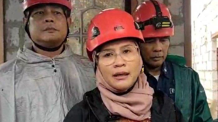 PELANTIKAN KEPALA DAERAH - Bupati Indramayu Nina Agustina memberikan keterangan kepada sejumlah awak media usai meninjau dan menemui korban puting beliung di Desa Juntinyuat Kecamatan Juntinyuat Kabupaten Indramayu, Kamis (4/1/2024).  Nina Agustina menyoroti wacana pelantikan Kepala Daerah terpilih hasil Pilkada 2024 yang akan dilaksanakan secara bertahap, pertama dimulai 6 Februari 2025. Rencana ini disebut berpotensi melanggar putusan MK, bakal digugat?