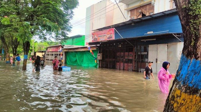 BANJIR SAMARINDA 2025 - Kondisi banjir di kawasan Jalan Bengkuring Raya, Kelurahan Sempaja Timur, Kecamatan Samarinda Utara, Kota Samarinda Kalimantan Timur, Jumat (31/1/2025) Pukul 14.37 WITA. Imbas banjir yang melandaa 9 kelurahan di 6 kecamatan di Samarinda, Pemkot menelusuri aktivitas pembukaan lahan. (TribunKaltim.co/Gregorius Agung Salmon)