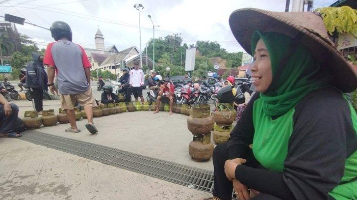 LPG 3 KG - Sejumlah warga rela antre membelian LPG 3 kg di SPBU jalan A Yani Kecamatan Sungai Pinang Kota Samarinda Kalimantan Timur, Selasa (4/6/2024). Per 1 Februari 2025 sepenuhnya pembelian LPG 3 KG hanya dilayani di Pangkalan Resmi. (TribunKaltim.co/Nevrianto Hardi Prasetyo)