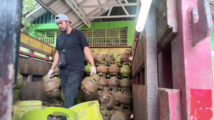 TIDAK ADA KELANGKAAN – Pasokan gas LPG 3 kg aman di Tenggarong, Kutai Kartanegara (Kukar). PT Nararya sebagai agen resmi intensif mensuplai gas subsidi ke 70 pangkalan yang tersebar di Tenggarong. Dengan kuota penyaluran 5 ret atau 2.800 gas melon yang dibagi ke setiap pangkalan. Agen menetapkan tarif sesuai harga eceran tertinggi (HET) Tenggarong untuk gas bersubsidi yakni Rp16.500. Sementara untuk gas non subsidi 5,5 kilogram Rp110.000  (TRIBUNKALTIM.CO/ARY NINDITA)