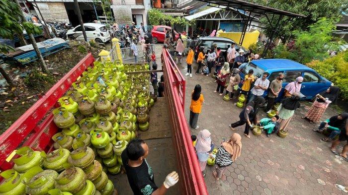 OPERASI PASAR LPG – Warga Kelurahan Gunung Samarinda, Balikpapan, berbondong-bondong mengantre dalam operasi pasar LPG murah yang digelar pada Jumat (24/1/2025). Program ini dilakukan sebagai langkah pemerintah untuk menstabilkan harga dan memastikan LPG 3 kg tetap terjangkau bagi masyarakat yang berhak. (TRIBUNKALTIM.CO/DWI ARDIANTO)