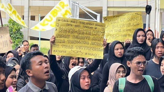 GAGAL DAFTAR SNBP - Ratusan siswa kelas XII SMA Negeri 1 Mempawah Kalbar melakukan aksi unjuk rasa ke sekolahnya yang terletak di Jalan Raden Kusno, Kecamatan Mempawah Hilir, Kabupaten Mempawah, Kalimantan Barat, Senin 3 Februari 2025. Aksi unjuk rasa ini dilakukan siswa karena kelalaian pihak sekolah yang mengakibatkan mereka tak bisa mendaftar kuliah lewat jalur Seleksi Nasional Berdasarkan Prestasi atau SNBP 2025. (TRIBUNPONTIANAK/RAMADHAN)