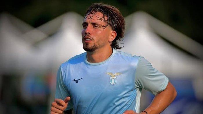LAZIO CORET PELLEGRINI - Foto tangkap layar unggahan akun Instagram @lucapellegrini3 pada Senin (22/7/2024), memperlihatkan Luca Pellegrini saat menjalani latihan tim Lazio di Auronzo, Italia. Pellegrini kini telah dicoret dari skuad Lazio untuk pertandingan Liga Italia Serie A sisa musim ini. (Instagram/@lucapellegrini3)