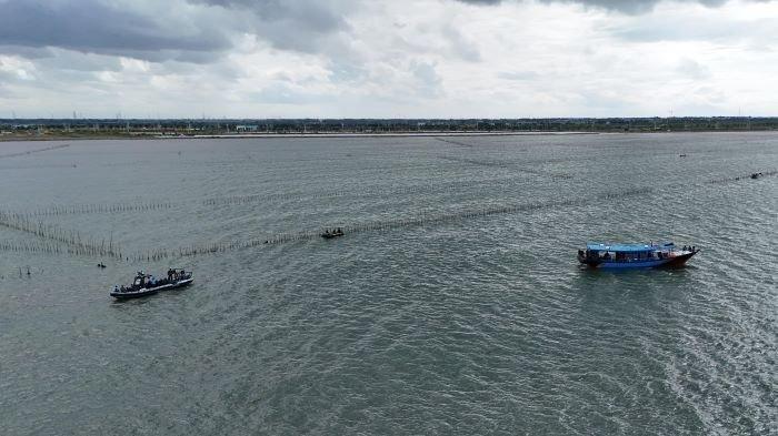 KASUS PAGAR LAUT - Pagar laut di Tangerang, Banten pada Sabtu (18/1/2025). Saat ini Bareskrim Polri menaikkan status perkaranya ke tahap penyidikan. (Tribunnews/Fransiskus Adhiyuda)