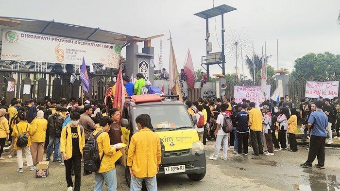 KAMPUS KELOLA TAMBANG - Aliansi Mahasiswa Mahakam Samarinda melakukan demo di depan Kantor DRPD Kaltim di Jalan Teuku Umar, Loa Bakung, Kecamatan Sungai Kunjang, Kota Samarinda, Kalimantan Timur, menolak Kampus dalam mengelola Tambang pada Kamis, (6/2/2025) sore. Mereka membawa Spanduk bertulisan 