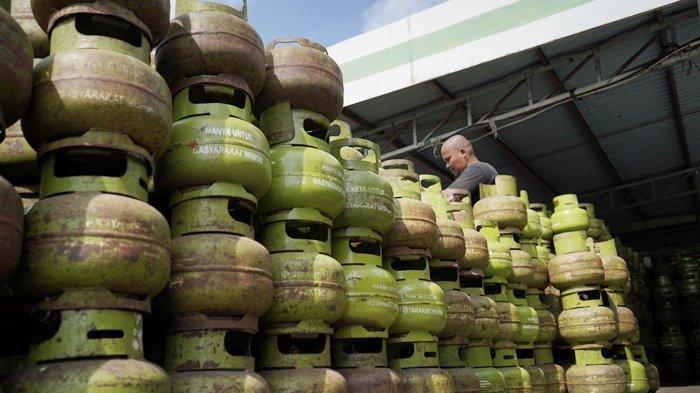 LPG 3 KG - Stok LPG 3 KG pertamina di pangkalan resmi Pertamina Jumat (7/2/2025). Setelah sempat terjadi lonjakan permintaan, Pertamina segera memastikan ketersediaan LPG 3 kg tetap terjaga dengan menambah pasokan fakultatif sebesar 10 persen dari pasokan rata-rata harian Khususnya untuk kota Samarinda.(HO PERTAMINA PATRA NIAGA REGIONAL KALIMANTAN) 