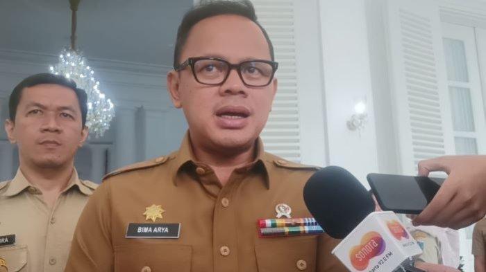 RETREAT KEPALA DAERAH - Foto Wakil Menteri Dalam Negeri (Wamendagri) Bima Arya merespons soal polemik kebijakan Penjabat Gubernur Jakarta yang menerbitkan Peraturan Gubernur (Pergub) izinkan poligami bagi Aparatur Sipil Negara (ASN) pada Senin (20/1/2025). Soal retreat kepala daerah dilaporkan ke KPK, Bima Arya jamin kegiatan retreat bersih dan transparan (Tribunnews.com/Reza Deni)