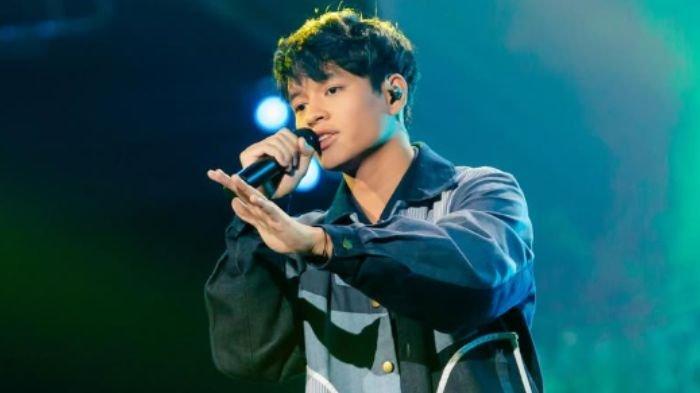 AXELO INDONESIAN IDOL - Potret Axel Nababan alias Axelo, peserta Indonesian Idol Season 13 saat tampil di Spekta 3 yang diunggah IG @Indonesianidolid, Selasa (11/2/2025). Berikut profil dan biodata Axelo. (Instagram/indonesianidolid)