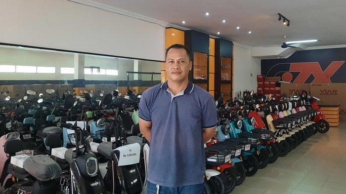 SUBSIDI MOTOR LISTRIK - Herman, sales authorized dealer motor listrik VIAR di Jalan Ahmad Yani, Balikpapan Tengah, Kota Balikpapan, Selasa (11/2/2025). Ia menyambut baik kelanjutan subsidi motor listrik pada tahun ini. (TRIBUNKALTIM.CO/RAYNALDI PASKALIS)