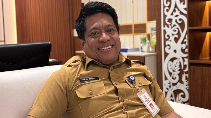 JADWAL KBM RAMADAN – Kepala Dinas Pendidikan dan Kebudayaan (Disdikbud) Kota Balikpapan, Irfan Taufik saat memberikan keterangan kepada media terkait jadwal kegiatan belajar mengajar selama Ramadan 2025, Rabu (12/2/2025). Ia menegaskan bahwa pola pembelajaran tahun ini tidak mengalami perubahan signifikan dibandingkan tahun sebelumnya, di mana ada beberapa hari libur di awal Ramadan dan penyesuaian jam belajar. (TRIBUNKALTIM.CO/MOHAMMAD ZEIN RAHMATULLAH)