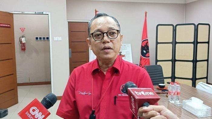 HUBUNGAN JOKOWI DAN PRABOWO - Foto Ir. Deddy Yevri Hanteru Sitorus, M.A. saat diwawancarai oleh awak media di Gedung MPR/DPR pada 2 Desember 2024. Deddy menyatakan kalaupun Jokowi pisah dengan Prabowo itu karena sudah beda kepentingan bukan karena pihak lain. (KOMPAS.com/Nicholas Ryan Aditya)