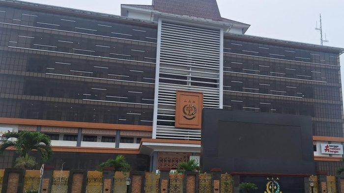 DUGAAN KORUPSI PERUSDA – Jajaran Tim Jaksa Penyidik Tindak Pidana Khusus Kejati Kaltim pada Selasa 11 Februari 2024 memeriksa 5 orang saksi terkait perkara dugaan tindak pidana korupsi (tipikor) pengelolaan keuangan di Perusahaan Daerah (Perusda) Pertambangan BKS Tahun 2017–2020.
 