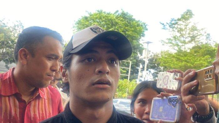 VADEL BADJIDEH TERSANGKA - Vadel Badjideh hadir untuk menjalani pemeriksaan di Polres Metro Jakarta Selatan atas laporan Nikita Mirzani, Kamis (13/2/2025). Vadel siap membantah adanya dugaan persetubuhan dan aborsi. (Fauzi Alamsyah/Tribunnews.com).