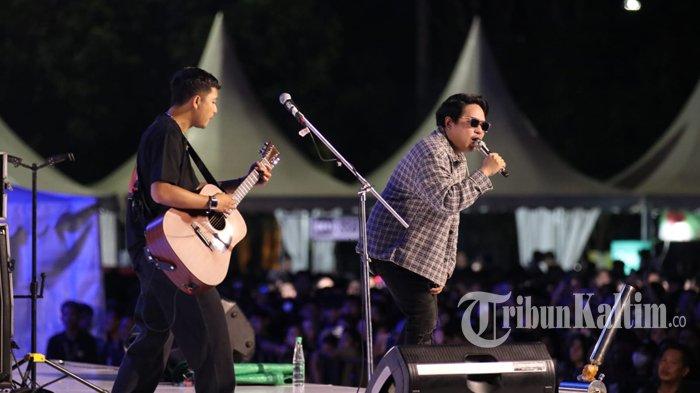KONSER PESTA RAKYAT - Suasana konser Pesta Rakyat dalam rangka memperingati HUT ke-128 Kota Balikpapan yang digelar di BSCC Dome, Balikpapan, Kalimantan Timur, Sabtu (15/2/2025) malam. Konser ini menghadirkan grup musik Guyon Waton yang sukses menyedot antuasiasme pengunjung. (TRIBUNKALTIM.CO/DWI ARDIANTO)