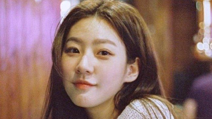 KIM SAERON MENINGGAL - Potret Kim Sae-ron, aktris asal Korea Selatan yang membintangi sejumlah drama seperti Mom is Acting Up (2012) hingga Bloodhounds (2023). Kim Sae-ron ditemukan meninggal dunia di rumahnya pada Minggu (16/2/2025). (allkpop.com)