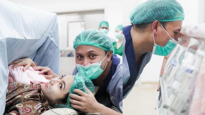 MAHALINI MELAHIRKAN - Potret Mahalini dan Rizky Febian saat Mahalini melahirkan, diunggah di IG @Rizkyfbian, Minggu (16/2/2025). Berikut fakta-fakta Mahalini melahirkan anak pertamanya. (Instagram/rizkyfbian)