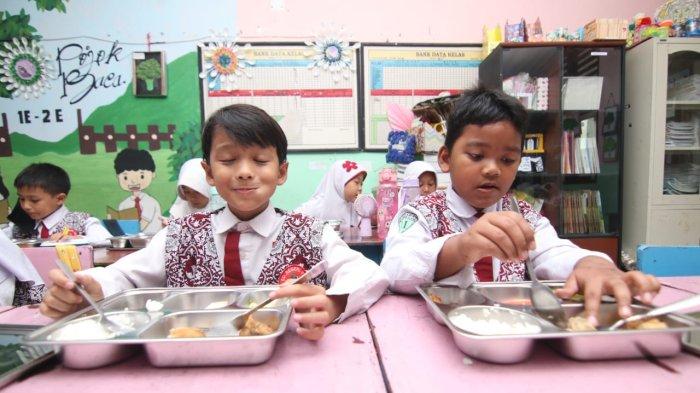 PROGRAM MBG - Sebanyak 31 kelas dengan 972 siswa SDN 015 Balikpapan Selatan Terima manfaat Program Makan Bergizi Gratis, Senin (17/2). Para siswa menikmati sajian makan bergizi gratis yang bertujuan untuk meningkatkan gizi. (TRIBUNKALTIM.COM/ DWI ARDIANTO)