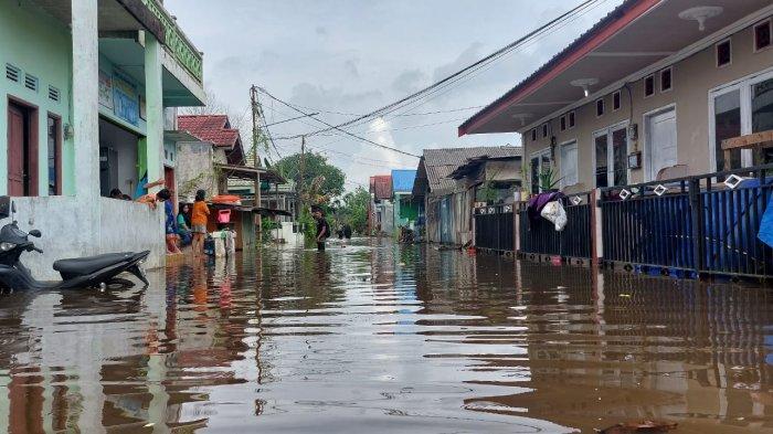 PENANGANAN BANJIR - Potret banjir di Kota Samarinda, Selasa (28/2/2025). BPBD Kaltim merencanakan pemasangan Early Warning System (EWS) untuk menetukan mitigasi awal. (TRIBUNKALTIM.CO/RITA LAVENIA)