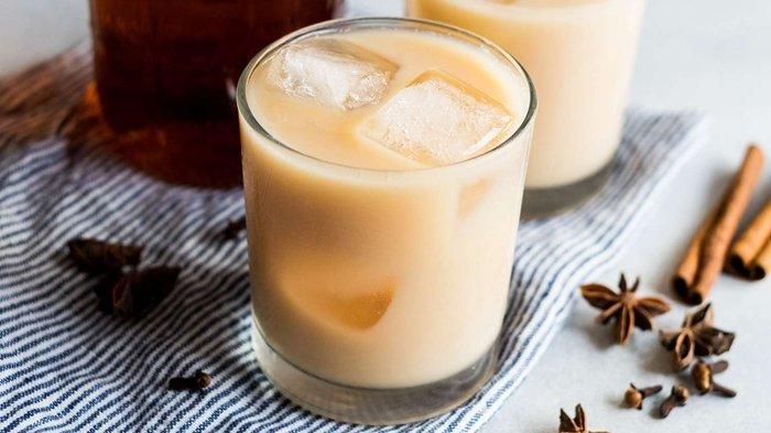 MENU BERBUKA PUASA - Ilustrasi Chai Tea. Tak hanya menyegarkan, olahan teh yang satu ini juga memiliki banyak khasiat dan tentunya menyehatkan bagi kamu dan sahabat yang sudah berpuasa seharian. (simplyrecipes.com)