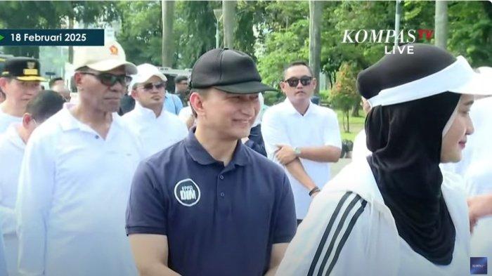 RUDY-SENO BARIS - Gubernur-Wagub Kaltim terpilih Rudy Mas'ud-Seno Aji mengikuti latihan baris berbaris hari ini, Selasa (18/2/2025) jelang pelantikan Kepala Daerah 2025. Momen Rudy Mas'ud-Seno Aji dan para kepala daerah terpilih lainnya dijemur belasan menit saat geladi kotor Pelantikan Kepala Daerah 2025 di Monas. (Tangkap layar Kompas TV)