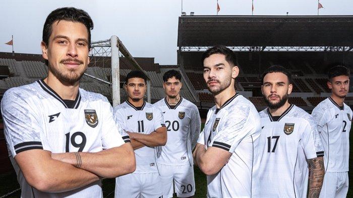 PELUANG TIMNAS INDONESIA - Deretan penggawa Garuda ketika mengenakan jersey terbaru buatan Erspo. Terdekat Timnas Indonesia bakal menghadapi Australia dan Bahrain, pada lanjutan Kualifikasi Piala Dunia 2026 Zona Asia, bagaimana skenario agar Timnas Indonesia naik ke posisi 2 klasemen? (X/@erspoofficial)