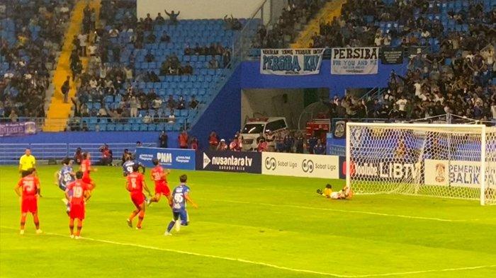 HASIL PERSIBA BALIKPAPAN - Detik-detik Herman Dzumafo mencetak gol pembuka untuk timnya melalui eksekusi penalti pada pertandingan babak 6 besar Liga Nusantara antara Persiba Balikpapan vs NZR Sumbersari di Stadion Batakan, Balikpapan, Kalimantan Timur, Rabu (19/2/2025).