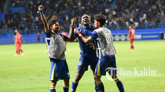 HASIL PERSIBA BALIKPAPAN - Selebrasi Herman Dzumafo usai mencetak gol penalti pada pertandingan Persiba Balikpapan vs NZR Sumbersari yang berakhir 2-1 di Stadion Batakan, Balikpapan, Kalimantan Timur, Rabu (19/2/2024) malam. Kemenangan ini membuka jalan bagi Persiba untuk promosi ke Liga 2 musim depan. (TRIBUNKALTIM.CO/DWI ARDIANTO)