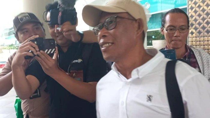 SYARWANI DIKIRA MASINTON - Bupati Bulungan, Syarwani saat tiba di bandara YIA, Jumat (21/2/2025). Profil Syarwani, Bupati Bulungan yang dikira Masinton Pasaribu. Detik-detik dicegat wartawan yang jadi ramai hingga viral.