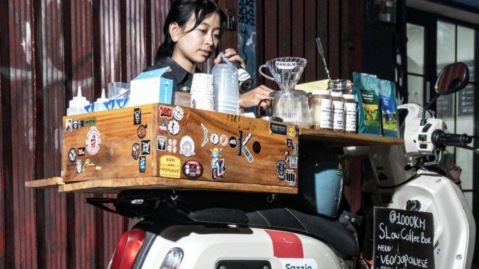 Caroline yang datang jauh-jauh dari Pulau Dewata ke Depok menggunakan motor FAZZIO untuk menjual kopinya di tepian jalan raya Depok hanya dengan menggunakan skutik Yamaha tersebut.