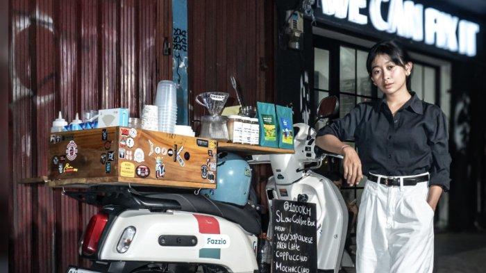 Dengan kebutuhan perlengkapan yang beragam untuk membuat kopi secara manual, saya membutuhkan ruang atau wadah untuk menyimpan sekaligus tempat untuk membuat kopi ujar Caroline.