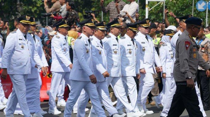 RETREAT KEPALA DAERAH - Sejumlah kepala daerah dan wakil kepala daerah terpilih mengikuti kirab ke Istana Kepresidenan, Jakarta, untuk dilantik pada, Kamis (20/2/2025). Hari ini retreat kepala daerah 2025 dimulai, ini agendanya dan biaya yang dihabiskan. (KOMPAS.com/RODERICK ADRIAN)