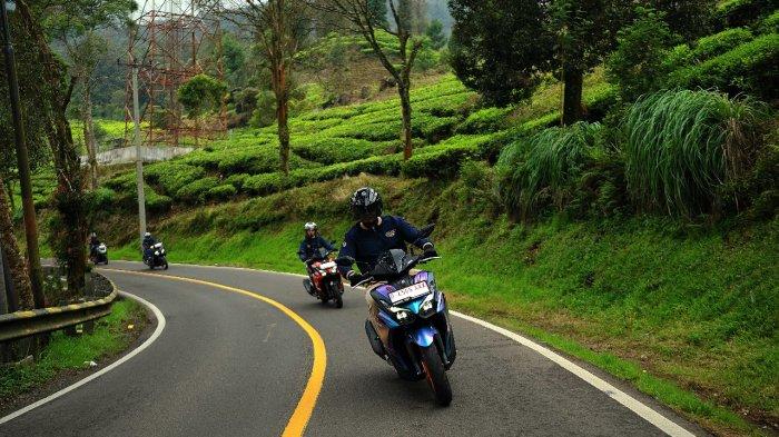 Upgrade yang dilakukan Yamaha terhadap suspensi dan frame AEROX ALPHA memang terbukti membuat motor ini terasa lebih stabil dan rigid.