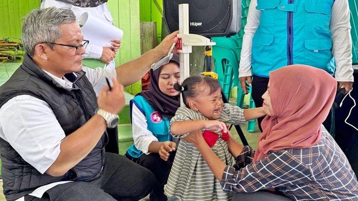 DETEKSI STUNTING KALTIM - Kunjungan jemput bola keluarga berisiko stunting di Kecamatan Sandaran, Kabupaten Kutai Timur, Provinsi Kalimantan Timur, Minggu (24/2/2025).