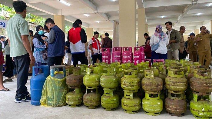 PASAR MURAH BALIKPAPAN - Ratusan tabung LPG 3 kg berbagai ukuran tertata rapi di halaman Kantor Kelurahan Gunung Bahagia, Kota Balikpapan, Kalimantan Timur, Senin (24/2/2025). Program Pasar Murah ini memungkinkan warga menukar tabung LPG 3 kg dengan LPG 5,5 kg sebagai upaya diversifikasi energi dan menjaga ketersediaan gas jelang Ramadan. (TRIBUNKALTIM.CO/MOHAMMAD ZEIN RAHMATULLAH)