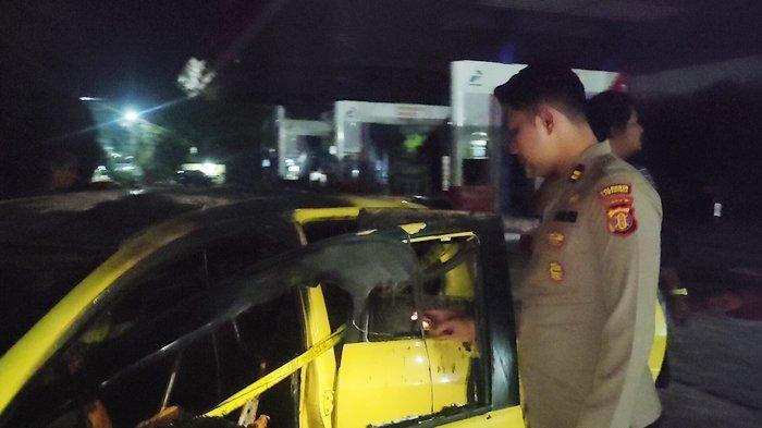 PENGETAP MOBIL TERBAKAR - Sebuah mobil yang diduga pengetap BBM berwarna kuning Terbakar di SPBU 64.751.025 Rabu 26/02/2025, Bawa 7 Jerigen jumbo isi Pertalite.(TribunKaltim.co/Gregorius Agung Salmon)