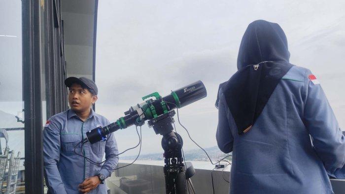 PANTAU HILAL - Persiapan pemantauan hilal di Hotel Platinum, Balikpapan, Kalimantan Timur, Jumat (28/2/2025). Observasi ini bertujuan untuk menentukan awal Ramadan 1446 H dengan memperhitungkan ketinggian hilal yang mencapai 3,877 derajat. (TRIBUNKALTIM.CO/DWI ARDIANTO)