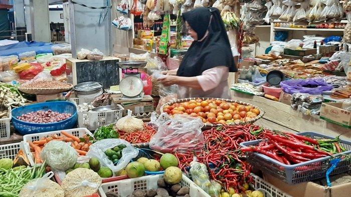 KENAIKAN HARGA KOMODITAS - Sejumlah komoditas utamanya harga cabai saat ini mengalami kenaikan di Kecamatan Tanah Grogot, Kabupaten Paser, Kalimantan Timur, Selasa (4/3/2025). Kenaikan harga itu dipicu dengan tingginya curah hujan di daerah, hingga menyebabkan petani gagal panen. (TRIBUNKALTIM.CO/SYAIFULLAH IBRAHIM)
 