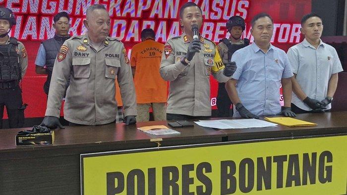 PENCURIAN MOTOR - Polres Bontang saat menggelar konferensi pers kasus pencurian 20 motor di Mapolres Bontang, Kalimantan Timur, Selasa (4/3/2025). Dua orang ditetapkan sebagai tersangka, di mana-masing-masing berperan sebagai pelaku utama dan penadah. (TRIBUNKALTIM.CO/MUHAMMAD RIDWAN)