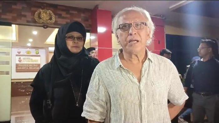 DIPERIKSA POLISI - Musisi Iwan Fals dan istri Rosana Listanto menyambangi Polres Metro Jakarta Selatan guna menjalani pemeriksaan, Senin (3/2/2025) malam. Sang musisi pilih diam soal kasusnya. (Tribunnews.com/ Fauzi Alamsyah).