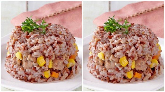 MENU SAHUR PRAKTIS - Ilustrasi Nasi Merah Tim Ayam. Tak hanya lezat, menu sahur yang satu in juga mengeyangkan. (Sajian Sedap)