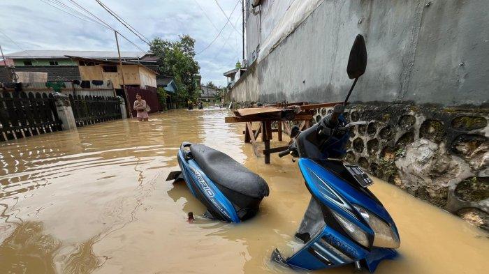 BANJIR DI BALIKPAPAN - Sejumlah warga berusaha melintasi genangan air yang merendam Gang Mufakat 1, Kelurahan Damai Bahagia, Kecamatan Balikpapan Selatan, Kota Balikpapan, Kalimantan Timur pada Jumat (7/3/2025) pagi. (TRIBUNKALTIM.CO/DWI ARDIANTO)