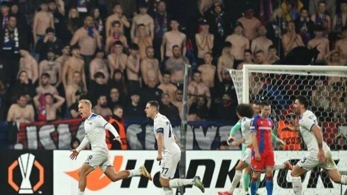 LAZIO MENANG DRAMATIS - Selebrasi pemain Lazio Gustav Isaksen saat mencetak gol kemenangan 2-1 atas Viktoria Plzen pada pertandingan leg pertama babak 16 besar Liga Europa, Jumat (7/3/2025). Gol penentu itu tercipta di menit akhir dengan jumlah pemain Lazio tersisa 9 orang. (X.com/@Lazio_Land)