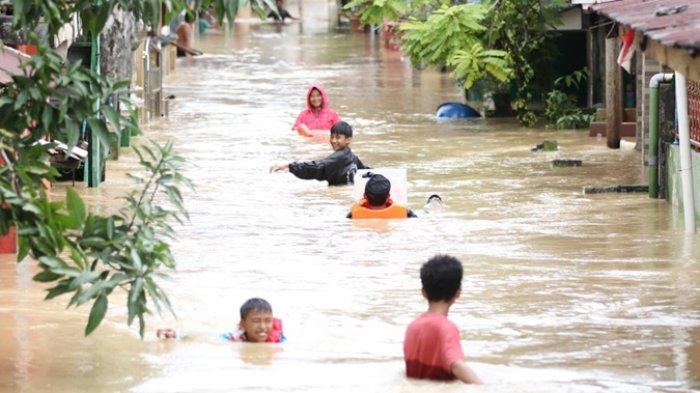 BANJIR DI BALIKPAPAN – Sejumlah warga berusaha melintasi genangan air yang merendam Gang Mufakat 1, Kelurahan Damai Bahagia, Kecamatan Balikpapan Selatan, Jumat (7/3/2025) pagi. Hujan deras yang turun sejak dini hari menyebabkan banjir di beberapa wilayah Balikpapan. (TRIBUNKALTIM.CO/DWI ARDIANTO)