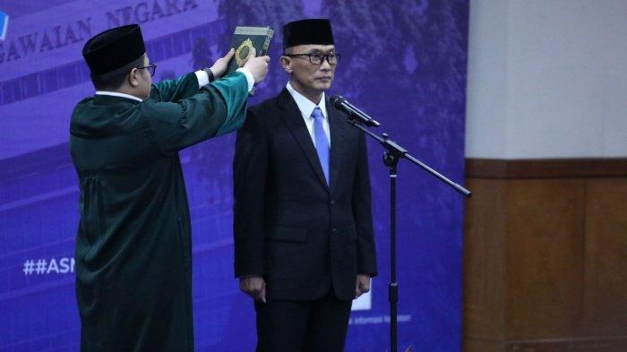 KEPALA BKN TRENDING - Zudan Arif Fakrulloh saat dilantik sebagai Kepala Badan Kepegawaian Negara (BKN) di Jakarta, Selasa (7/1/2025). Senin (10/3/2025) pernyataan Kepala BKN, Zudan Arif Fakrulloh jadi trending X (dulu Twitter). Dalam pernyataannya, Kepala BKN menyebut akan bantu CPNS yang telanjur resign dari kantor lama untuk dipekerjakan lagi.Simak profil Zudan Arif, Kepala BKN yang pernyataannya menjadi sorotan. (DOK. Humas Kemenpan RB)