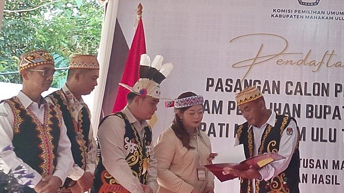 PSU PILKADA MAHULU - Pendaftaran pengganti Paslon 03 yang telah didiskualifikasi MK, Angela - Suhuk (AS) di KPU Mahulu, Senin (10/3/2025). Menutup pernyataannya, Suhuk menargetkan perolehan suara yang lebih dari 80 persen dalam PSU mendatang. (TRIBUNKALTIM.CO/KRISTIANI TANDI RANI) 