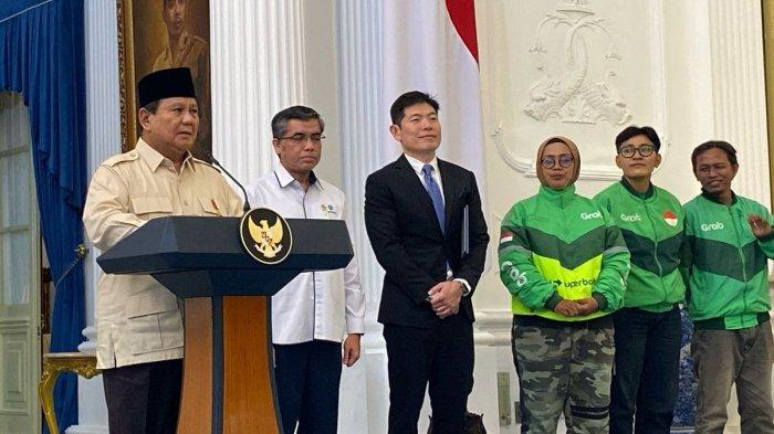 BONUS THR OJOL - Presiden Prabowo Subianto mengumumkan pencairan Tunjangan Hari Raya (THR) untuk pekerja di Istana Merdeka, Kompleks Istana Kepresidenan, Jakarta Pusat, Senin (10/3/2025). Prabowo menyebut bonus atau THR untuk ojol ini harus berupa uang tunai. Adapun besarannya disesuaikan dengan keaktifan kerja para pengemudi. (KOMPAS.com/FIKA NURUL ULYA)