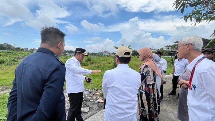 ASET PEMPROV KALTIM - Gubernur Rudy Mas'ud bersama Sekretaris Provinsi Kaltim Sri Wahyuni, Camat Balikpapan Tengah Agung Budi Wibowo, dan rombongan meninjau lahan eks Puskib aset milik Pemerintah Provinsi Kalimantan Timur (Pemprov Kaltim) yang berada di wilayah Kecamatan Balikpapan Tengah, Rabu (12/03). (TRIBUN KALTIM.CO/DWI ARDIANTO)