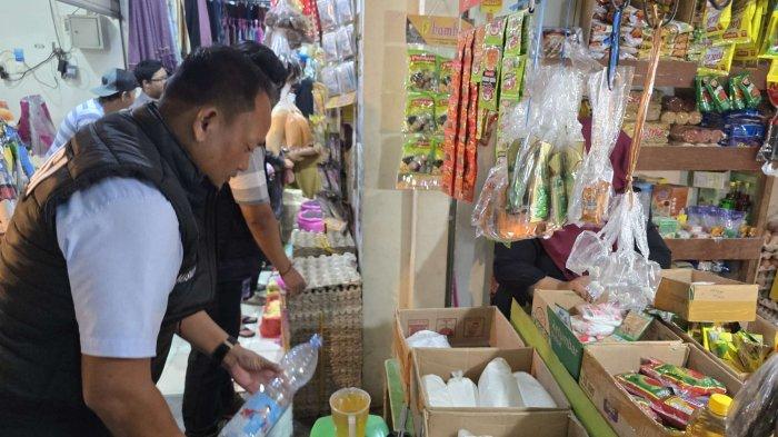 SIDAK MINYAKITA BONTANG - Kapolres Bontang AKBP Alex Frestian Lumban Tobing saat melakukan inspeksi ke Pasar Taman Rawa Indah, Kota Bontang, Kalimantan Timur pada Rabu (12/3/2025). Inspeksi mendadak dilakukan menindaklanjuti isu penyusutan volume Minyakita di berbagai daerah lain.