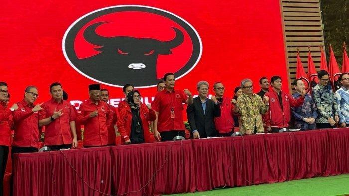 TIM HUKUM HASTO - Pengurus DPP PDIP dan tim kuasa hukum Sekjen PDIP Hasto Kristiyanto, menggelar konferensi pers di Kantor DPP PDIP, Jakarta, Rabu (12/3/2025). Dewan Pengurus Pusat (DPP) PDIP sudah menyiapkan 17 pengacara untuk mendampingi Sekjen PDIP Hasto Kristiyanto pada sidang perdana di Pengadilan Tipikor. 9Tribunnews.com/Fersianus Waku)